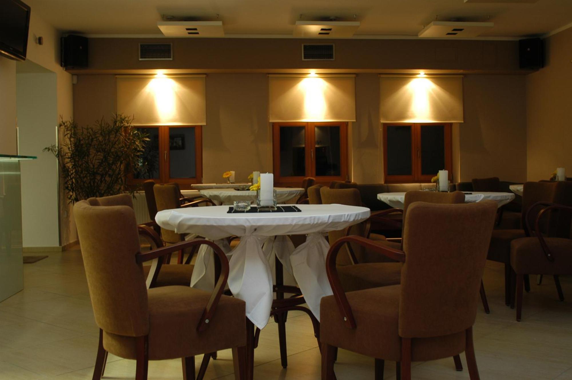 Penzion A Caferestaurant U Lavky Хрудим Экстерьер фото