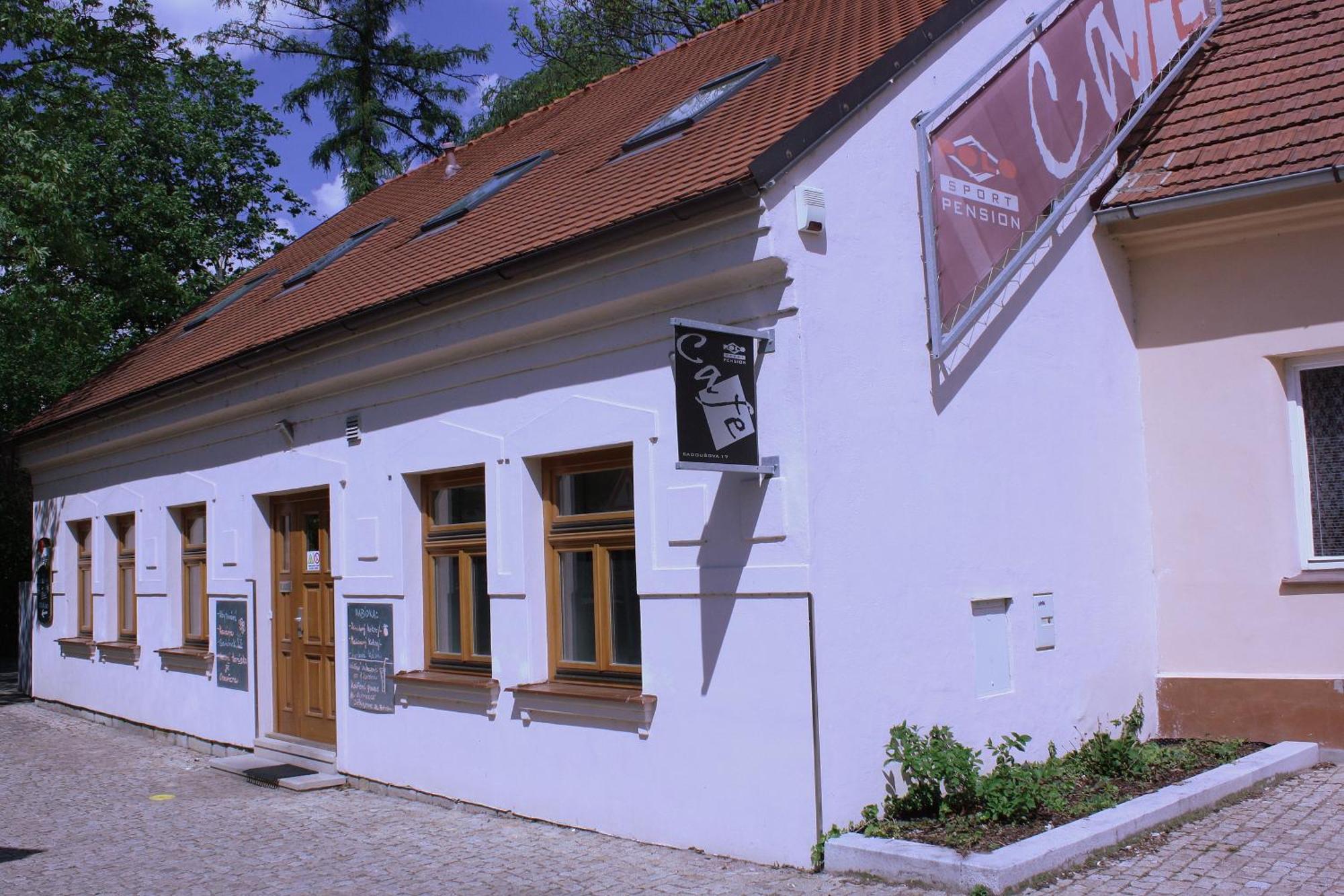 Penzion A Caferestaurant U Lavky Хрудим Экстерьер фото