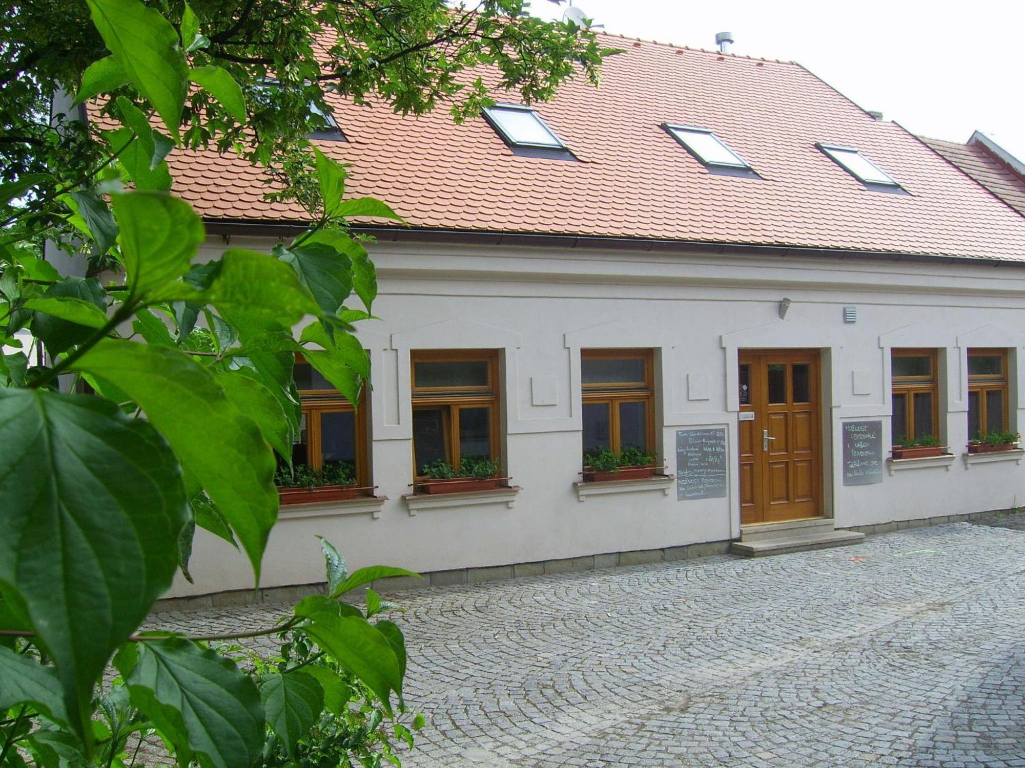 Penzion A Caferestaurant U Lavky Хрудим Экстерьер фото