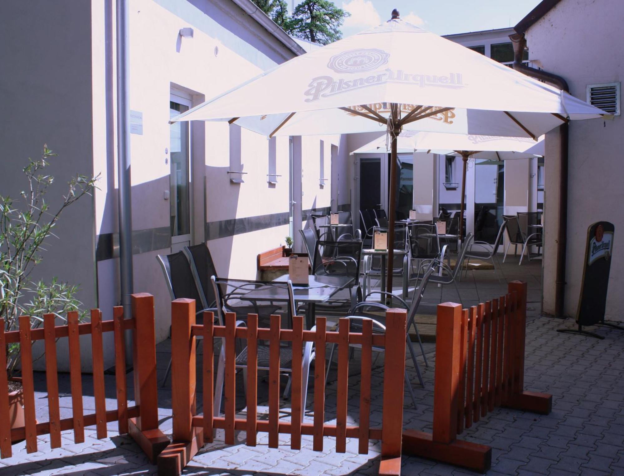 Penzion A Caferestaurant U Lavky Хрудим Экстерьер фото