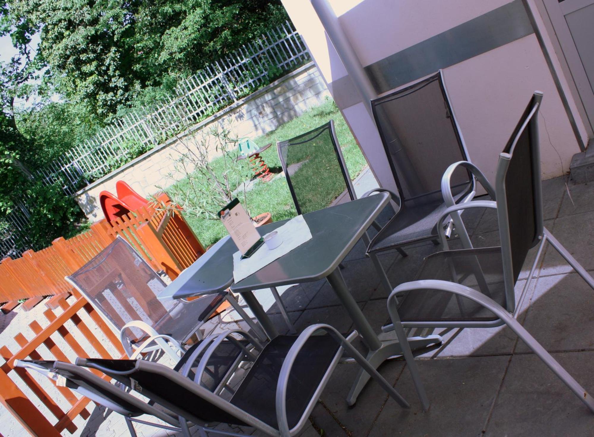 Penzion A Caferestaurant U Lavky Хрудим Экстерьер фото